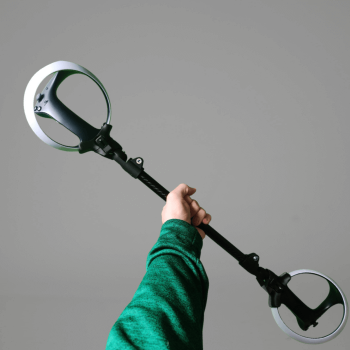 une pagaie prosabre pour playstation psvr 2 tenue par une personne portant une manche longue verte