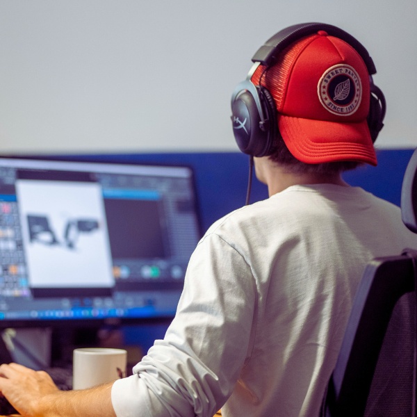 3D designer che lavora su un computer per creare progetti in 3D