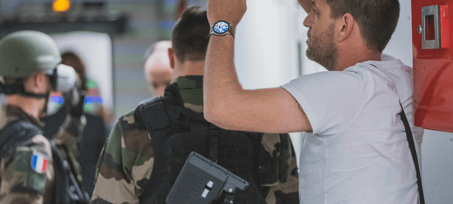 JC_equiping_soldier_with_VR_headset