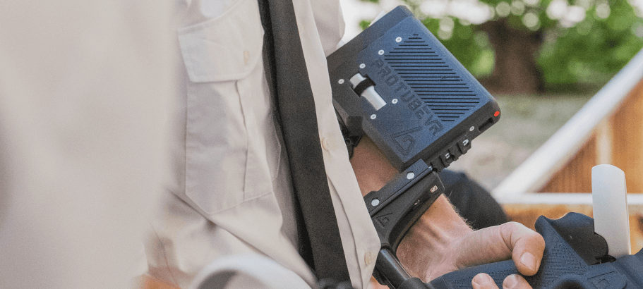 officer_holding_haptic_protommy_rifle
